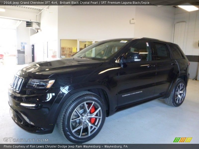 Front 3/4 View of 2016 Grand Cherokee SRT 4x4