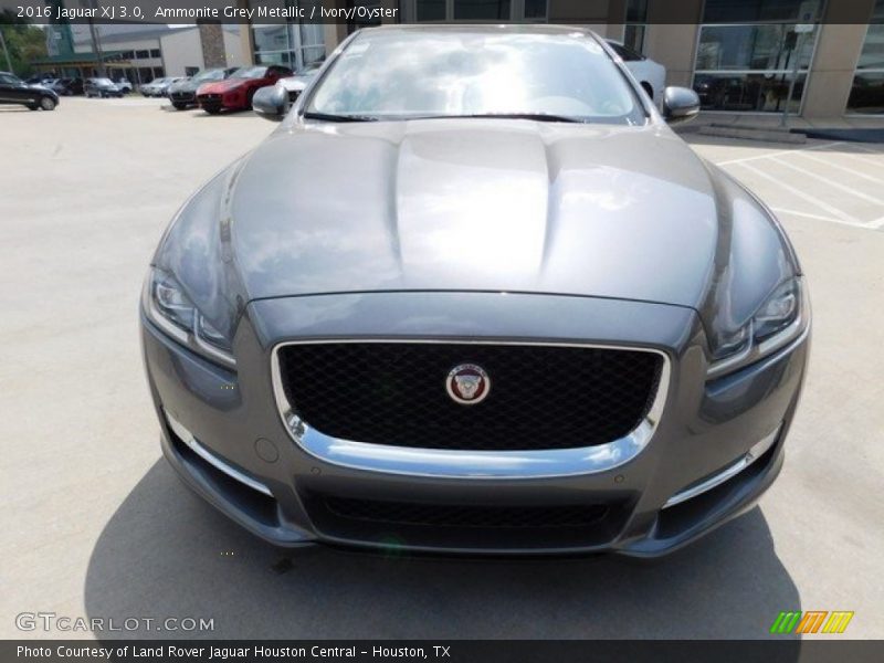 Ammonite Grey Metallic / Ivory/Oyster 2016 Jaguar XJ 3.0