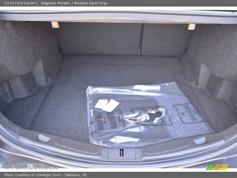 Magnetic Metallic / Medium Earth Gray 2016 Ford Fusion S