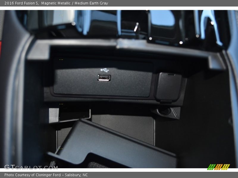 Magnetic Metallic / Medium Earth Gray 2016 Ford Fusion S