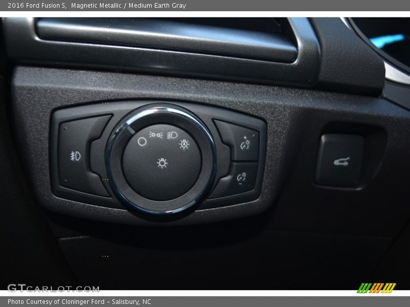 Magnetic Metallic / Medium Earth Gray 2016 Ford Fusion S