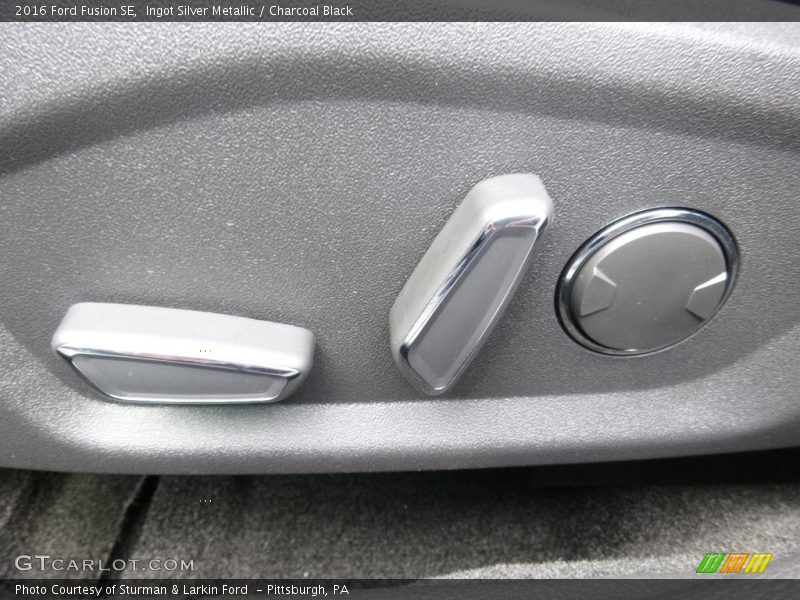 Ingot Silver Metallic / Charcoal Black 2016 Ford Fusion SE