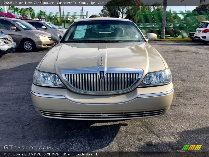 Cashmere Tri-Coat / Light Camel 2006 Lincoln Town Car Signature