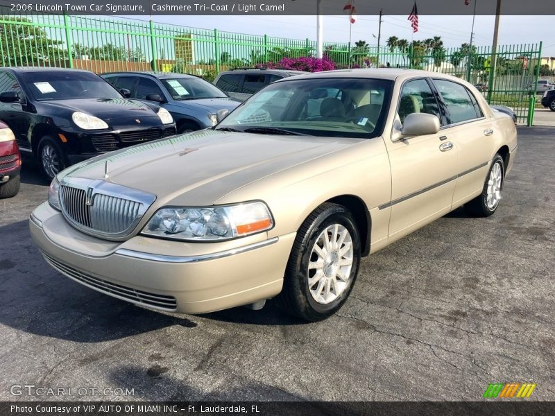 Cashmere Tri-Coat / Light Camel 2006 Lincoln Town Car Signature