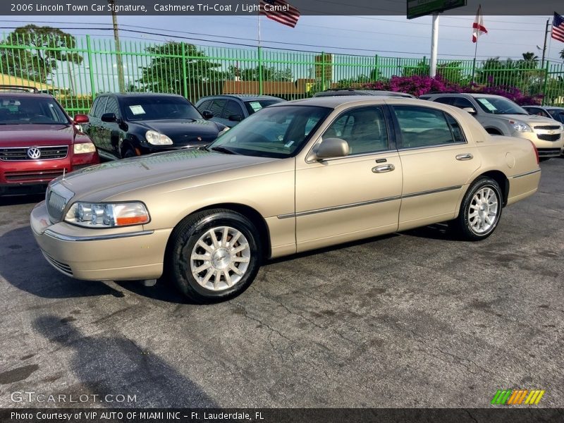 Cashmere Tri-Coat / Light Camel 2006 Lincoln Town Car Signature