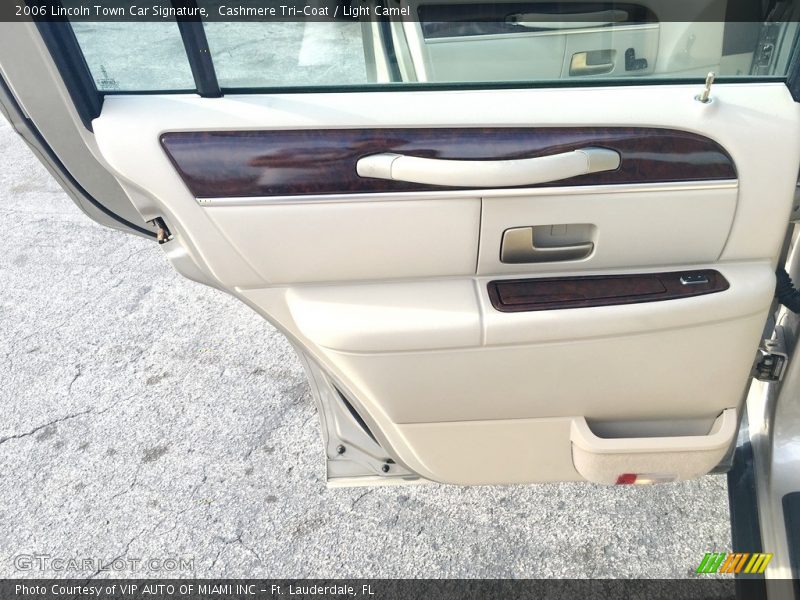 Cashmere Tri-Coat / Light Camel 2006 Lincoln Town Car Signature