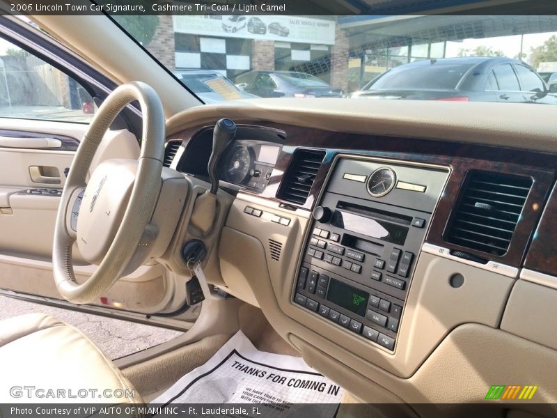 Cashmere Tri-Coat / Light Camel 2006 Lincoln Town Car Signature
