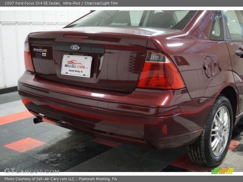 Infra-Red / Charcoal/Light Flint 2007 Ford Focus ZX4 SE Sedan
