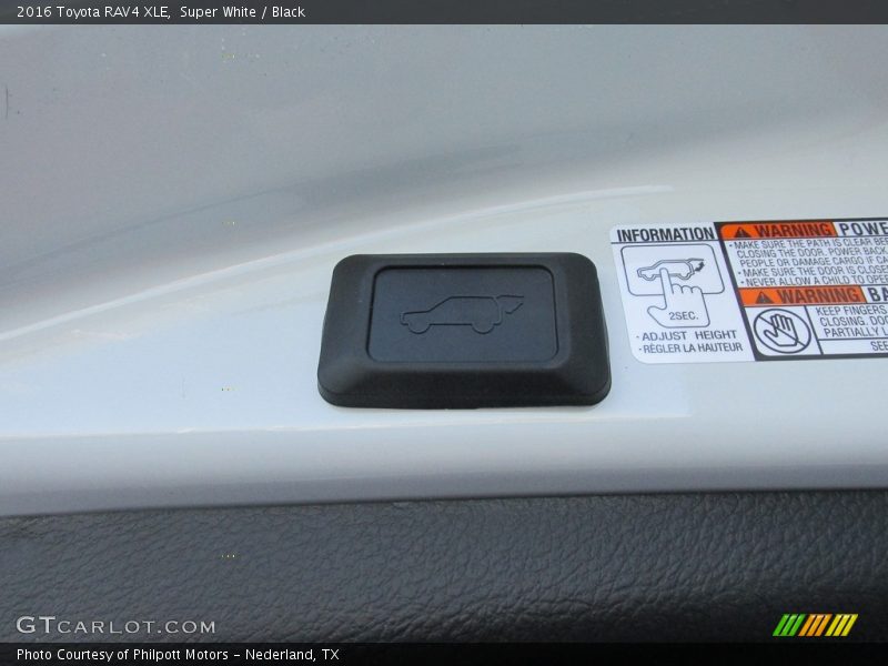 Super White / Black 2016 Toyota RAV4 XLE