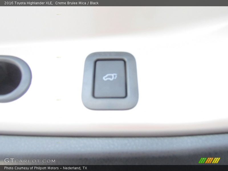 Creme Brulee Mica / Black 2016 Toyota Highlander XLE