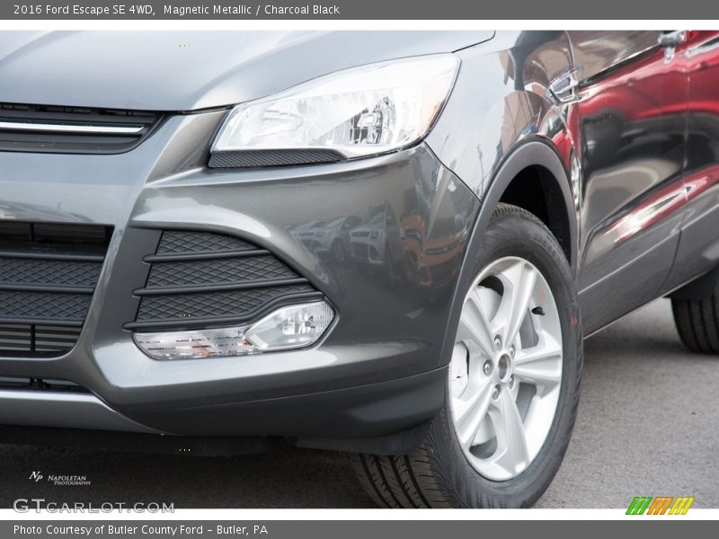 Magnetic Metallic / Charcoal Black 2016 Ford Escape SE 4WD