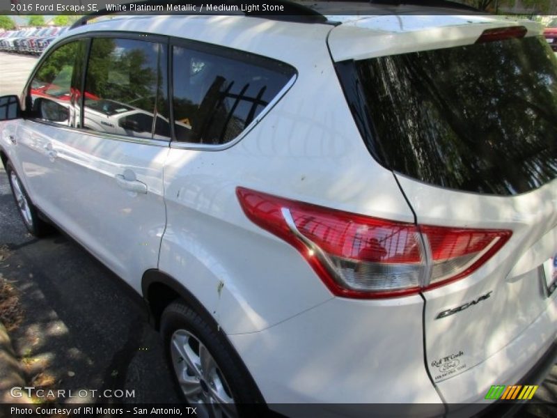 White Platinum Metallic / Medium Light Stone 2016 Ford Escape SE