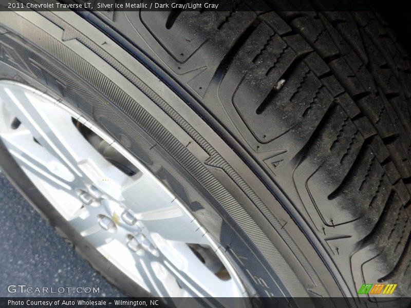 Silver Ice Metallic / Dark Gray/Light Gray 2011 Chevrolet Traverse LT