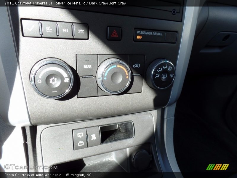 Silver Ice Metallic / Dark Gray/Light Gray 2011 Chevrolet Traverse LT