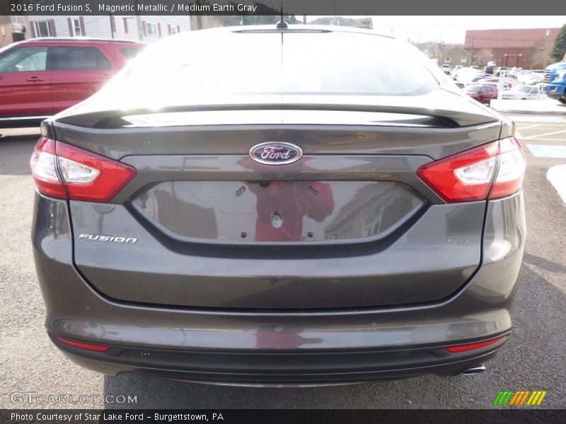 Magnetic Metallic / Medium Earth Gray 2016 Ford Fusion S