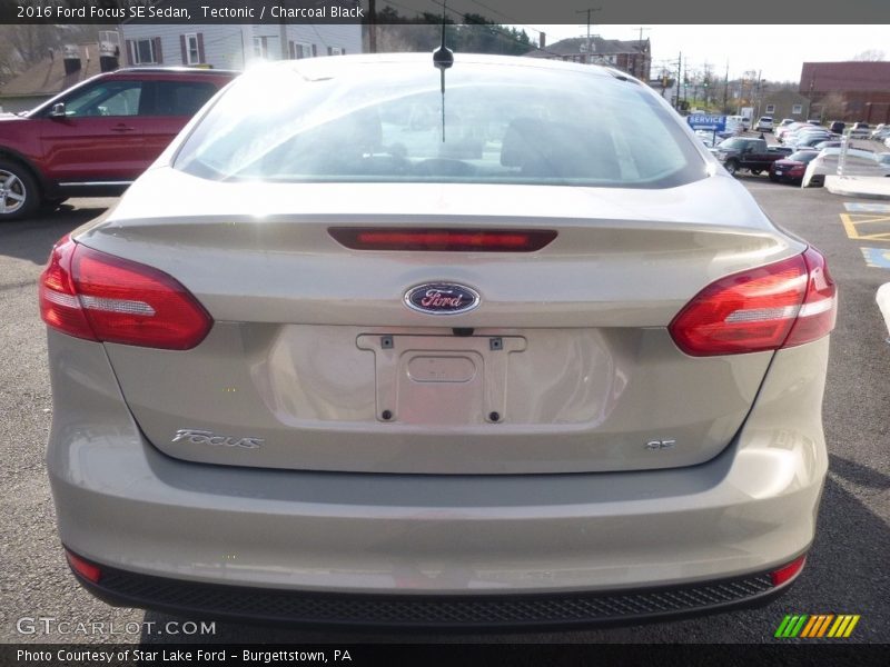 Tectonic / Charcoal Black 2016 Ford Focus SE Sedan