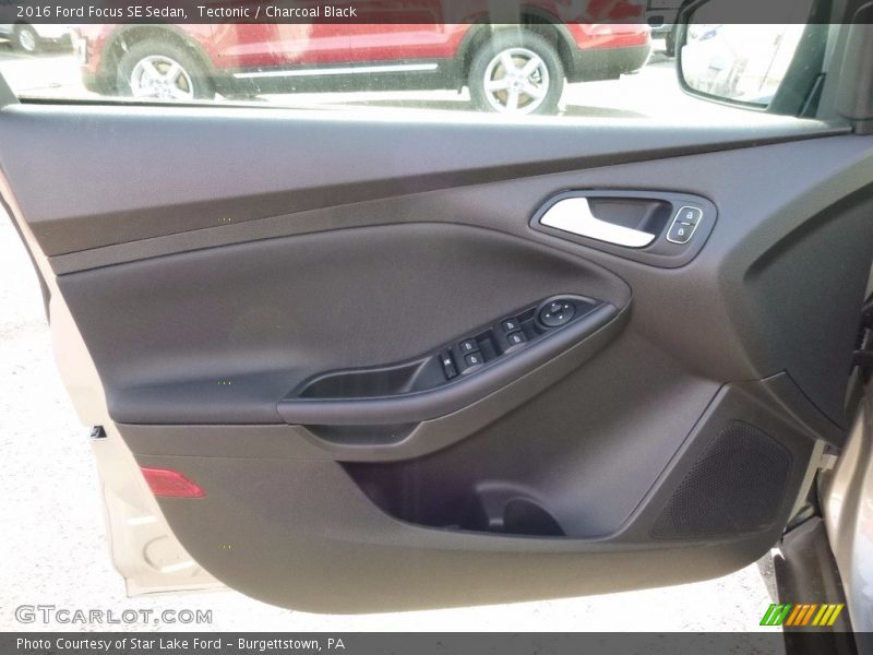 Tectonic / Charcoal Black 2016 Ford Focus SE Sedan