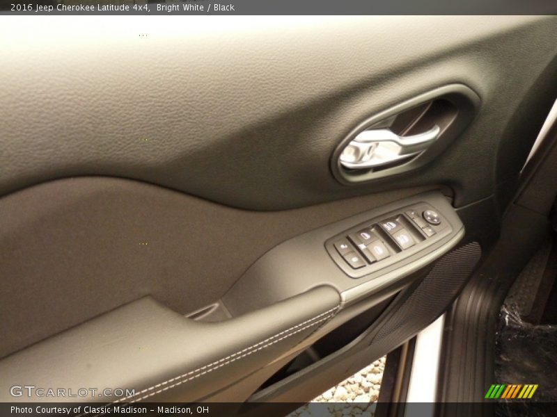 Bright White / Black 2016 Jeep Cherokee Latitude 4x4