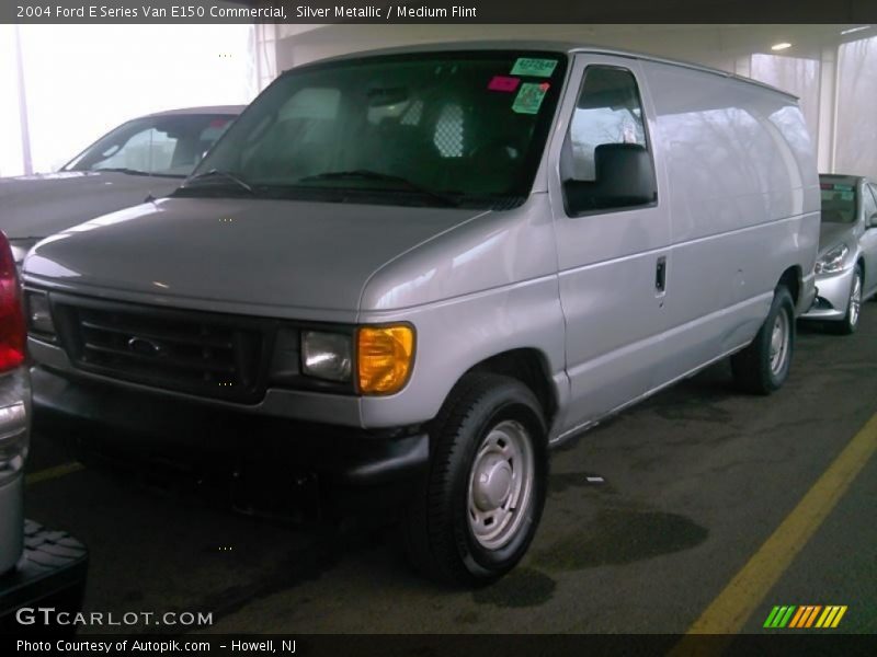 Front 3/4 View of 2004 E Series Van E150 Commercial