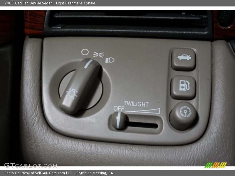 Light Cashmere / Shale 2005 Cadillac DeVille Sedan