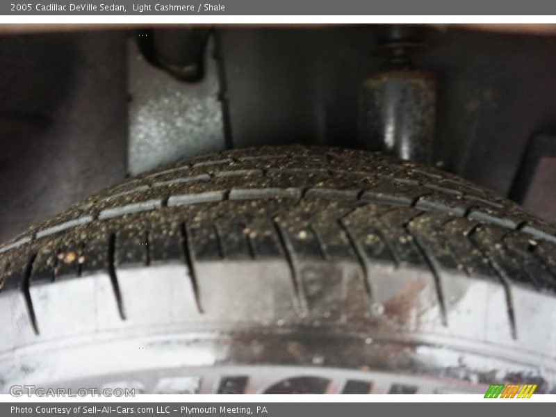 Light Cashmere / Shale 2005 Cadillac DeVille Sedan