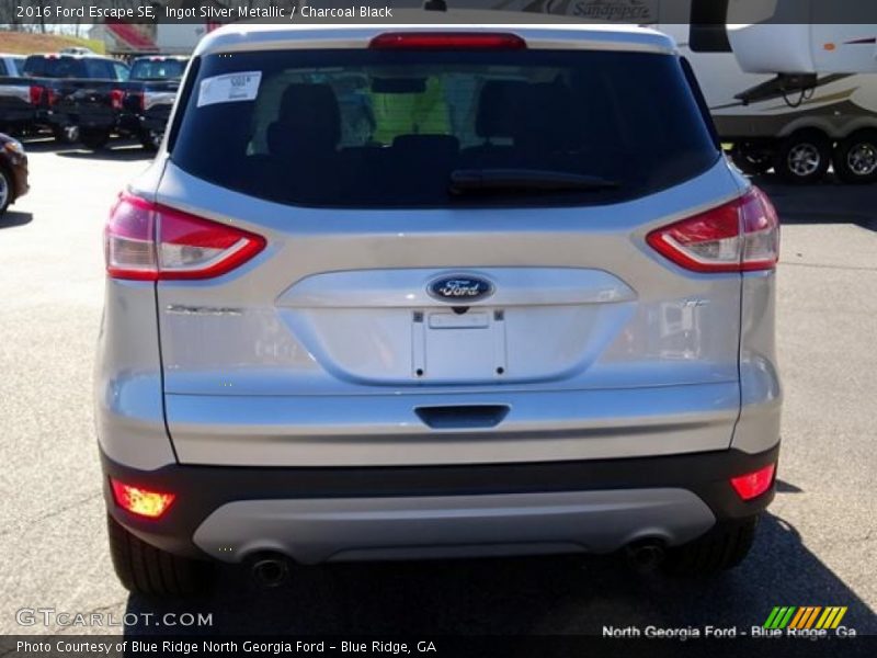 Ingot Silver Metallic / Charcoal Black 2016 Ford Escape SE