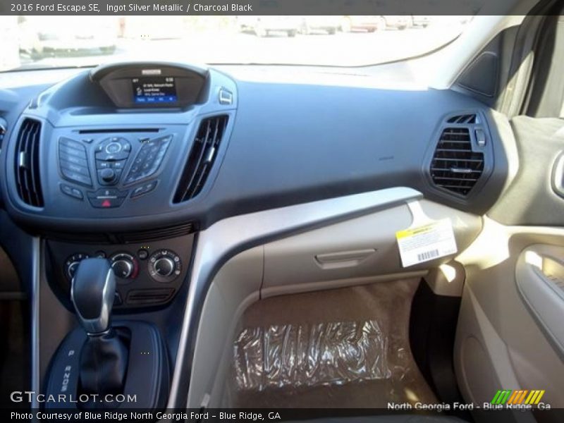 Ingot Silver Metallic / Charcoal Black 2016 Ford Escape SE