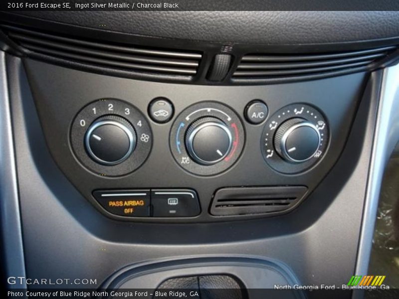 Ingot Silver Metallic / Charcoal Black 2016 Ford Escape SE