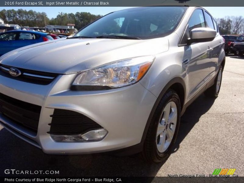 Ingot Silver Metallic / Charcoal Black 2016 Ford Escape SE