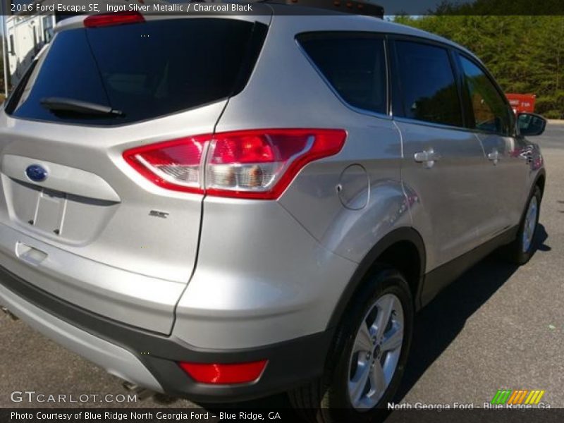 Ingot Silver Metallic / Charcoal Black 2016 Ford Escape SE