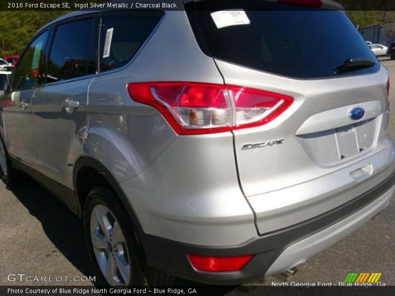 Ingot Silver Metallic / Charcoal Black 2016 Ford Escape SE