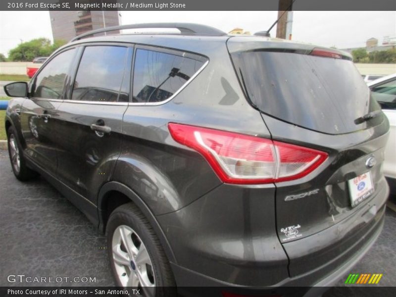 Magnetic Metallic / Medium Light Stone 2016 Ford Escape SE