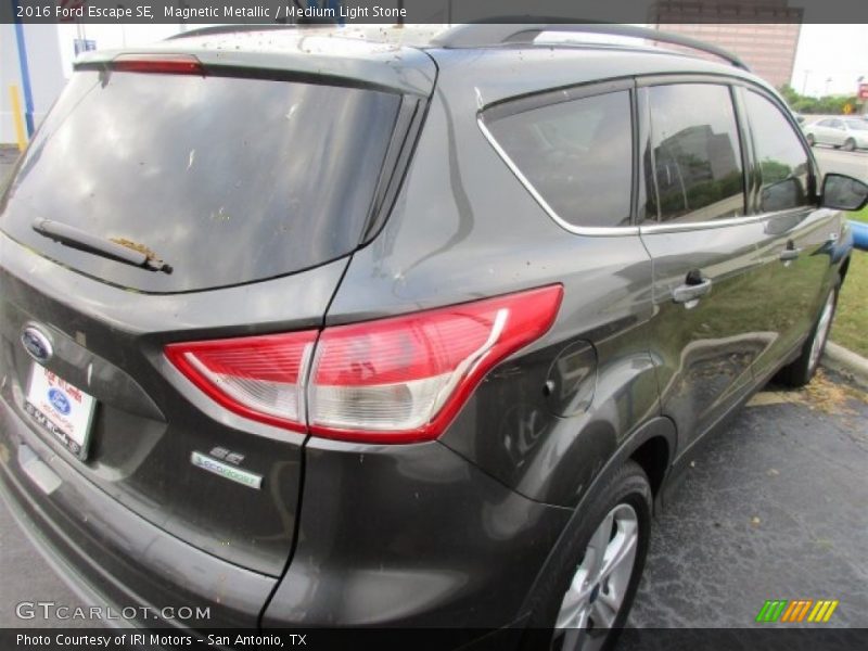 Magnetic Metallic / Medium Light Stone 2016 Ford Escape SE