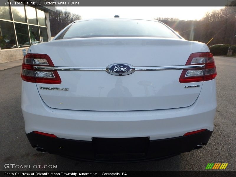 Oxford White / Dune 2015 Ford Taurus SE