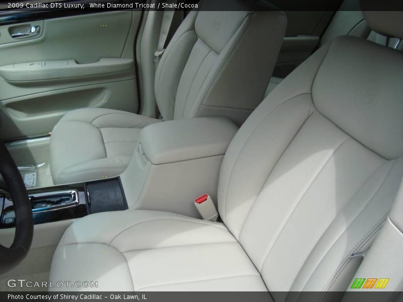 White Diamond Tricoat / Shale/Cocoa 2009 Cadillac DTS Luxury
