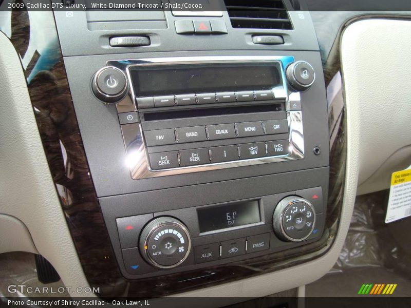 White Diamond Tricoat / Shale/Cocoa 2009 Cadillac DTS Luxury