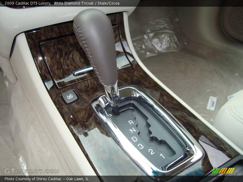 White Diamond Tricoat / Shale/Cocoa 2009 Cadillac DTS Luxury