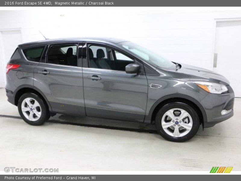 Magnetic Metallic / Charcoal Black 2016 Ford Escape SE 4WD