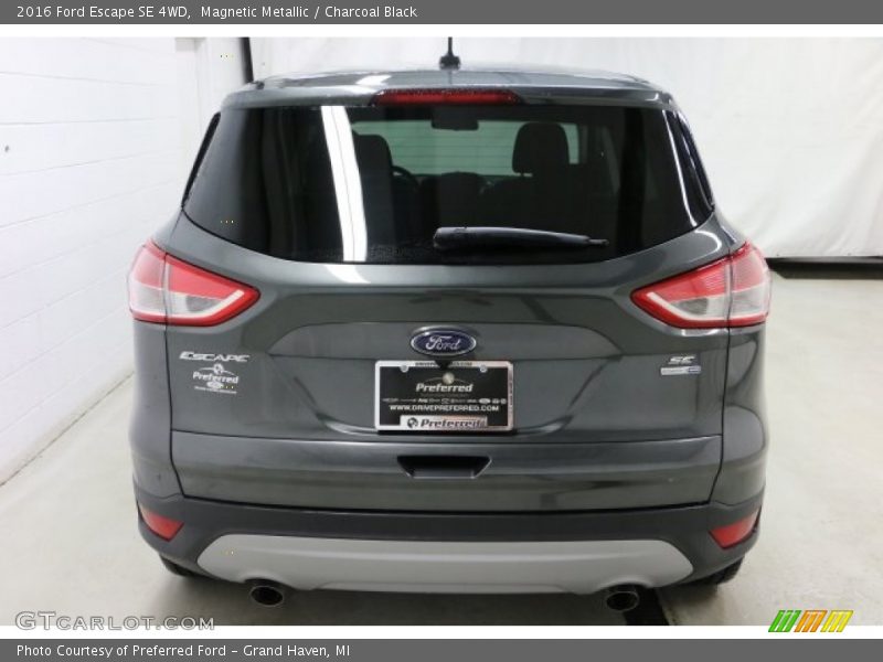 Magnetic Metallic / Charcoal Black 2016 Ford Escape SE 4WD