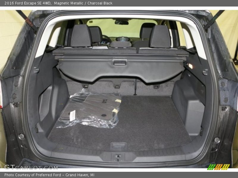 Magnetic Metallic / Charcoal Black 2016 Ford Escape SE 4WD