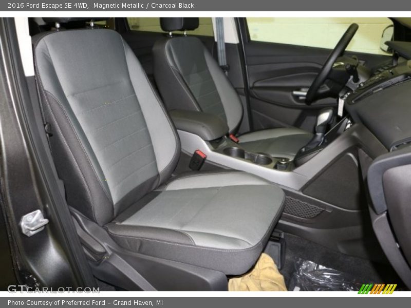 Magnetic Metallic / Charcoal Black 2016 Ford Escape SE 4WD