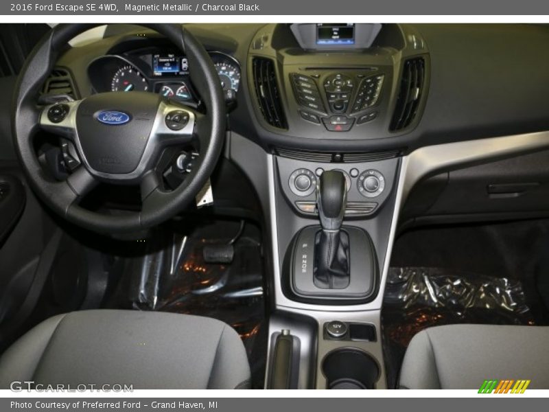 Magnetic Metallic / Charcoal Black 2016 Ford Escape SE 4WD