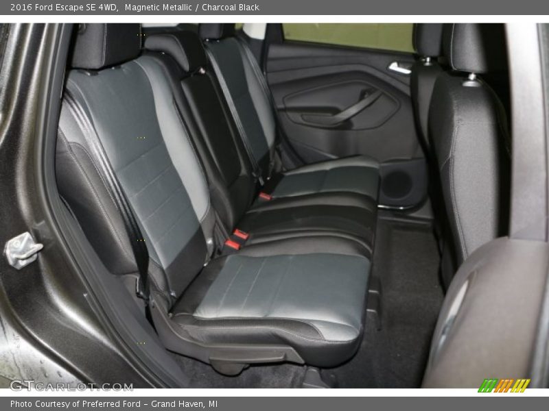 Magnetic Metallic / Charcoal Black 2016 Ford Escape SE 4WD