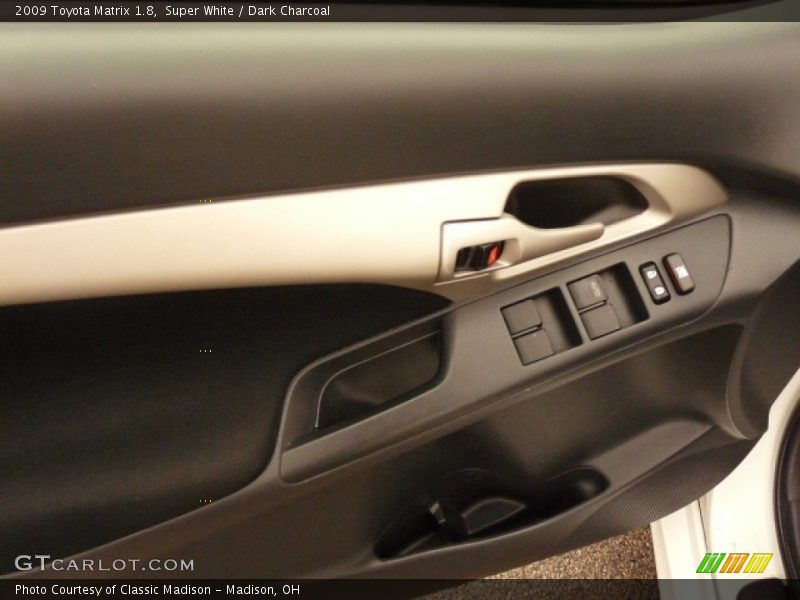 Super White / Dark Charcoal 2009 Toyota Matrix 1.8
