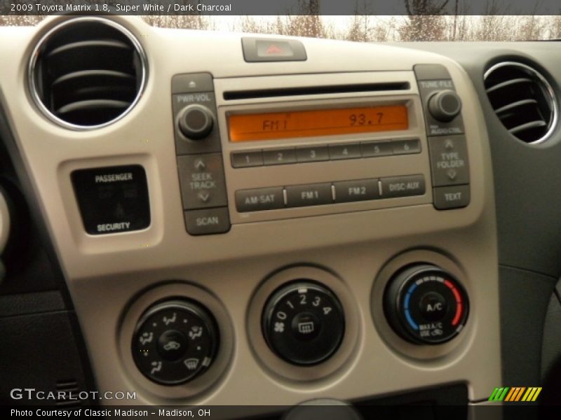Super White / Dark Charcoal 2009 Toyota Matrix 1.8