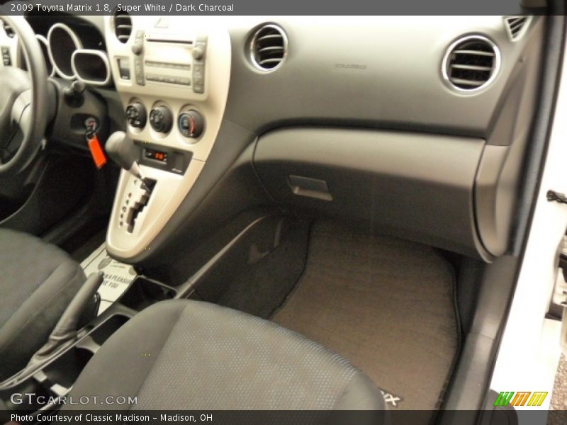 Super White / Dark Charcoal 2009 Toyota Matrix 1.8