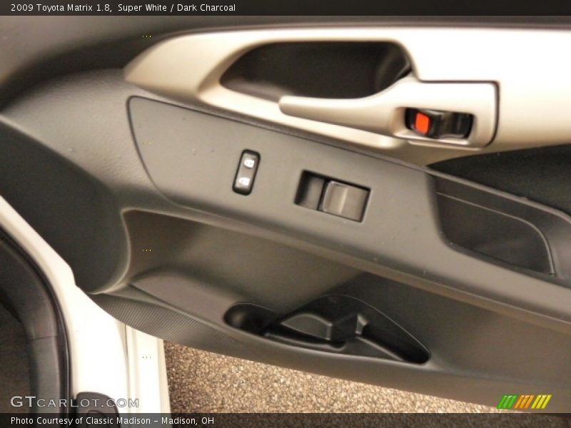 Super White / Dark Charcoal 2009 Toyota Matrix 1.8