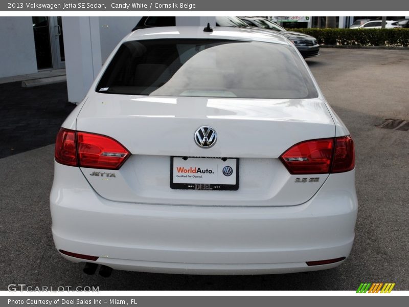 Candy White / Cornsilk Beige 2013 Volkswagen Jetta SE Sedan