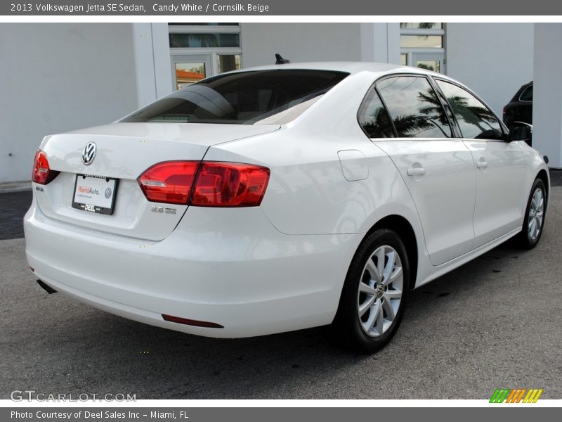 Candy White / Cornsilk Beige 2013 Volkswagen Jetta SE Sedan
