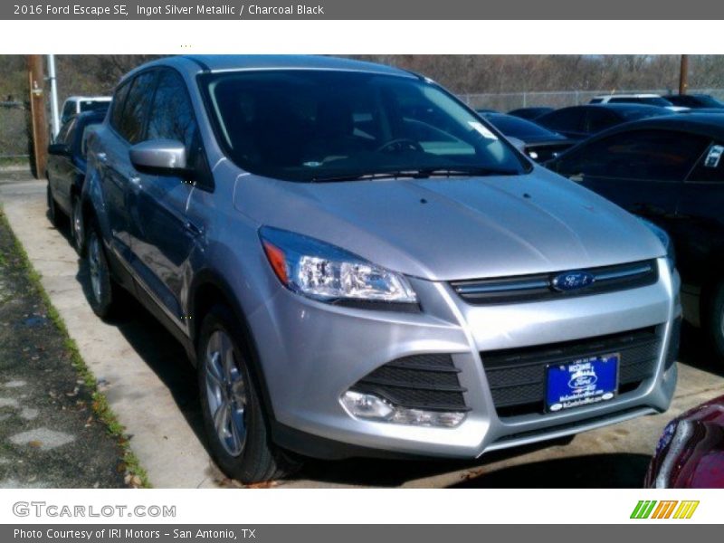 Ingot Silver Metallic / Charcoal Black 2016 Ford Escape SE